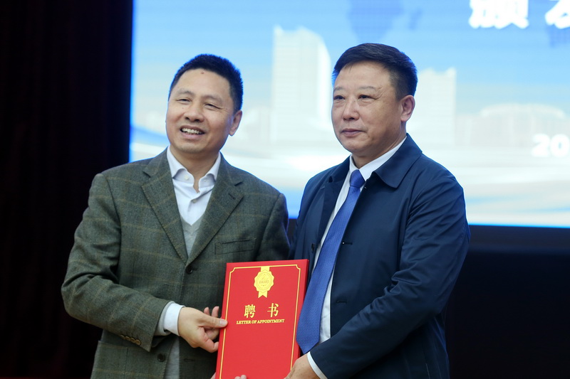 江漢大學校長景新華為費鴻祿教授頒授聘書